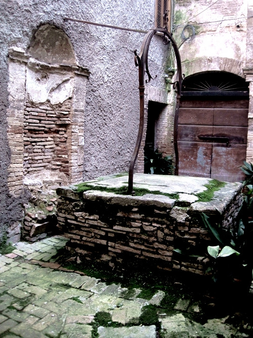 Interno di un cortile a Montebuono