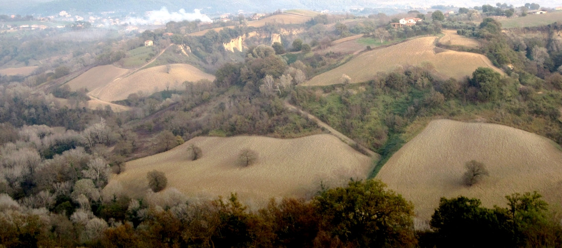 Le colline del paesaggio dietro al Tevere